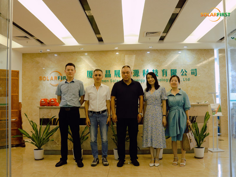Win-Win-Kooperation bei Innovation – Xinyi Glass Besuchen Sie die Solar First Group

