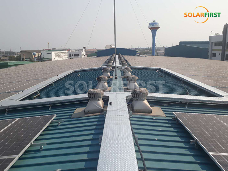 1,8-MWp-Solarkraftwerk mit Metalldach in Thailand