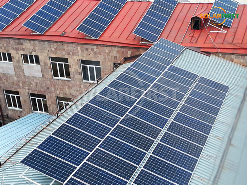400-kWp-Solarkraftwerk mit Metalldach in Armenien