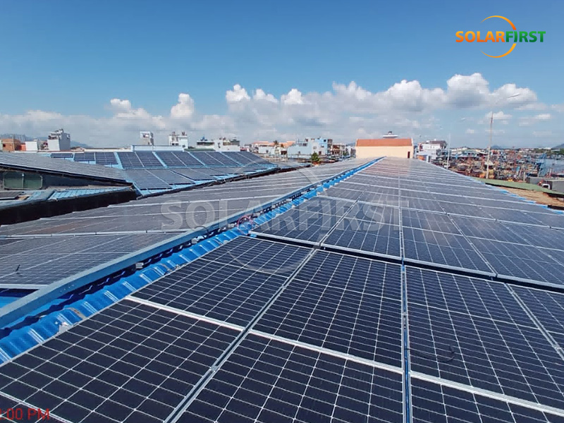 4-MWp-Solarkraftwerk mit Metalldach in Vietnam