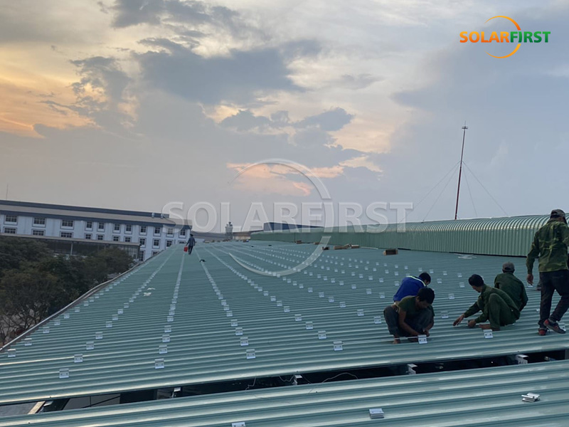 15-MWp-Solarkraftwerk mit Metalldach in Vietnam