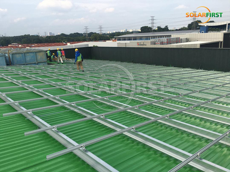 1-MWp-Solarkraftwerk mit Metalldach in Malaysia