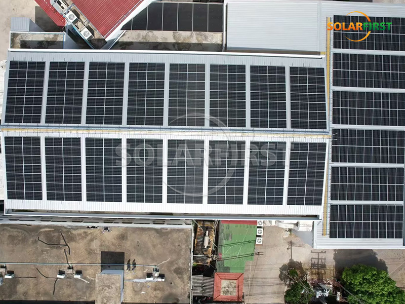1-MWp-Solarkraftwerk mit Metalldach in Thailand