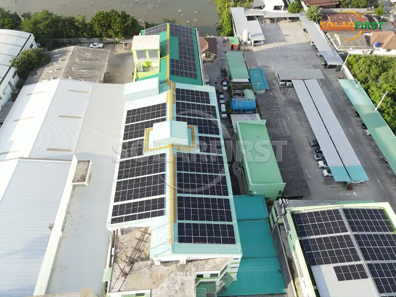 1,5-MWp-Solarkraftwerk mit Metalldach in Thailand