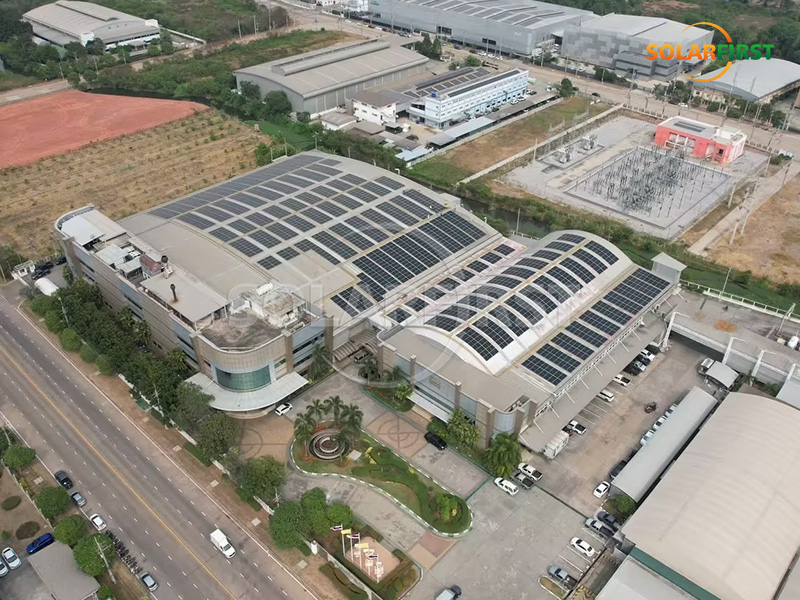 2-MWp-Solarkraftwerk mit Metalldach in Thailand