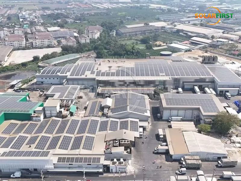9,6-MWp-Solarkraftwerk mit Metalldach in Thailand