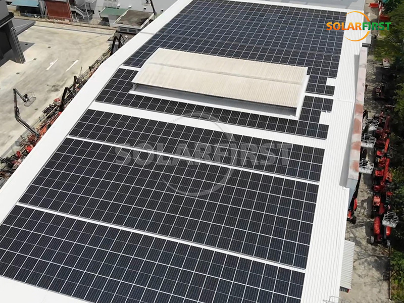 1,5-MWp-Solarkraftwerk mit Metalldach in Singapur
