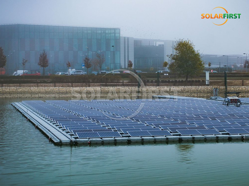 Schwimmendes Photovoltaik-Kraftwerk mit einer Leistung von 200 kWp in Ungarn
