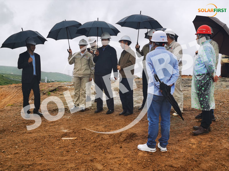 Führungskräfte der Sinohydro und China Datang Corporation besuchten und inspizierten den 60-MW-Solarpark in der Präfektur Dali, Yunnan.
