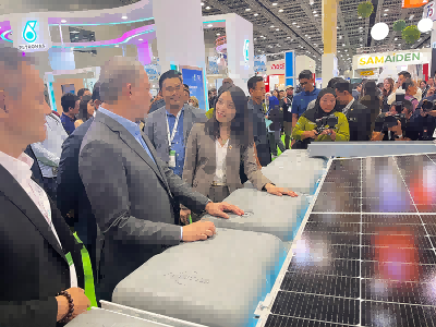 Fadillah Yusof, Energieminister Malaysias, und der zweite Premierminister Ostmalaysias besuchten den Stand von SOLAR FIRST